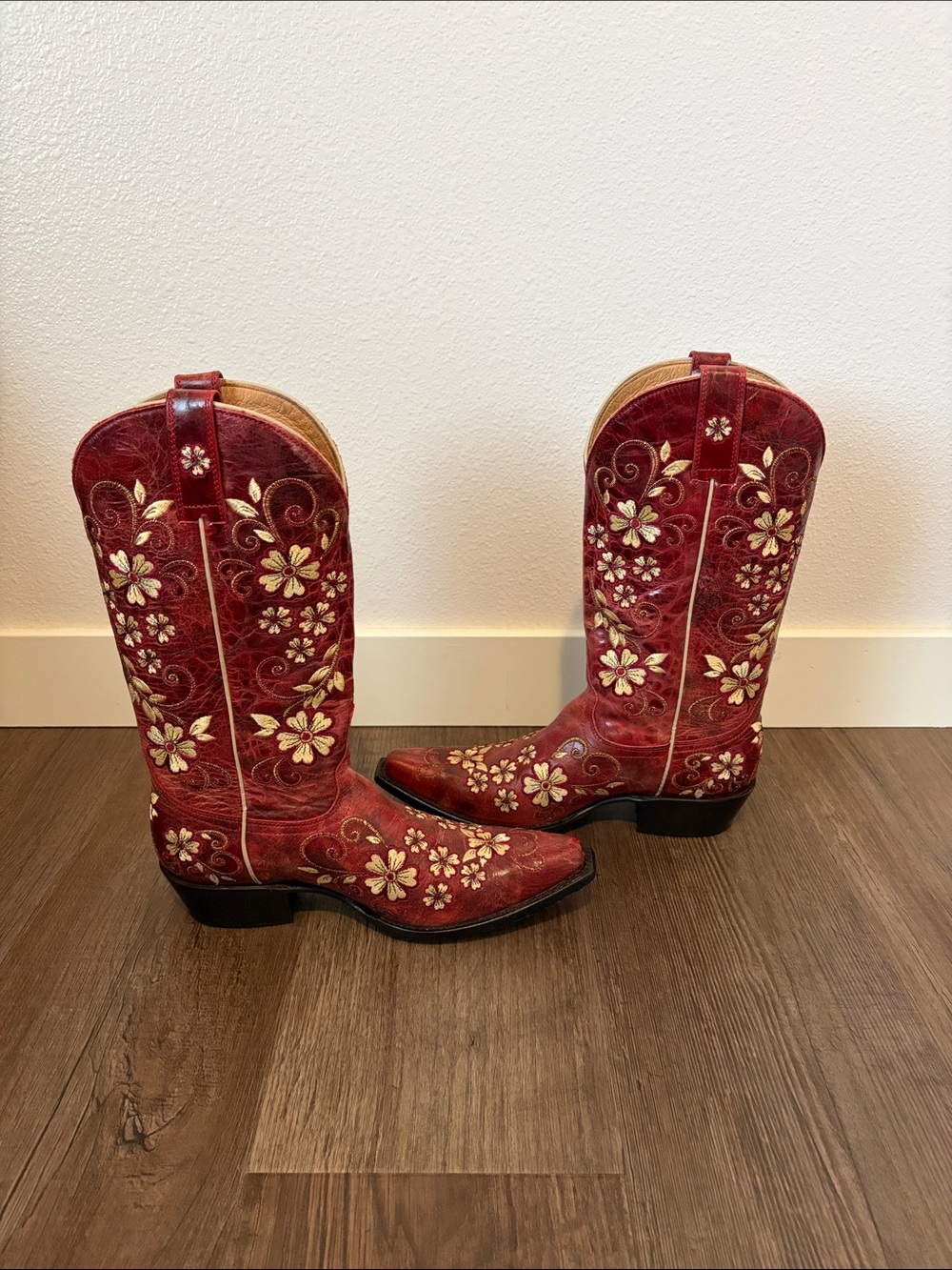 Beautiful floral embroidered deep red Shyanne cowgirl/cowboy boots - Picture 6 of 13